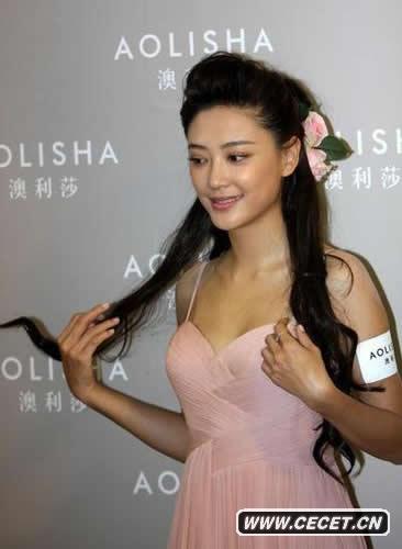 應采兒低胸服高貴動(dòng)人