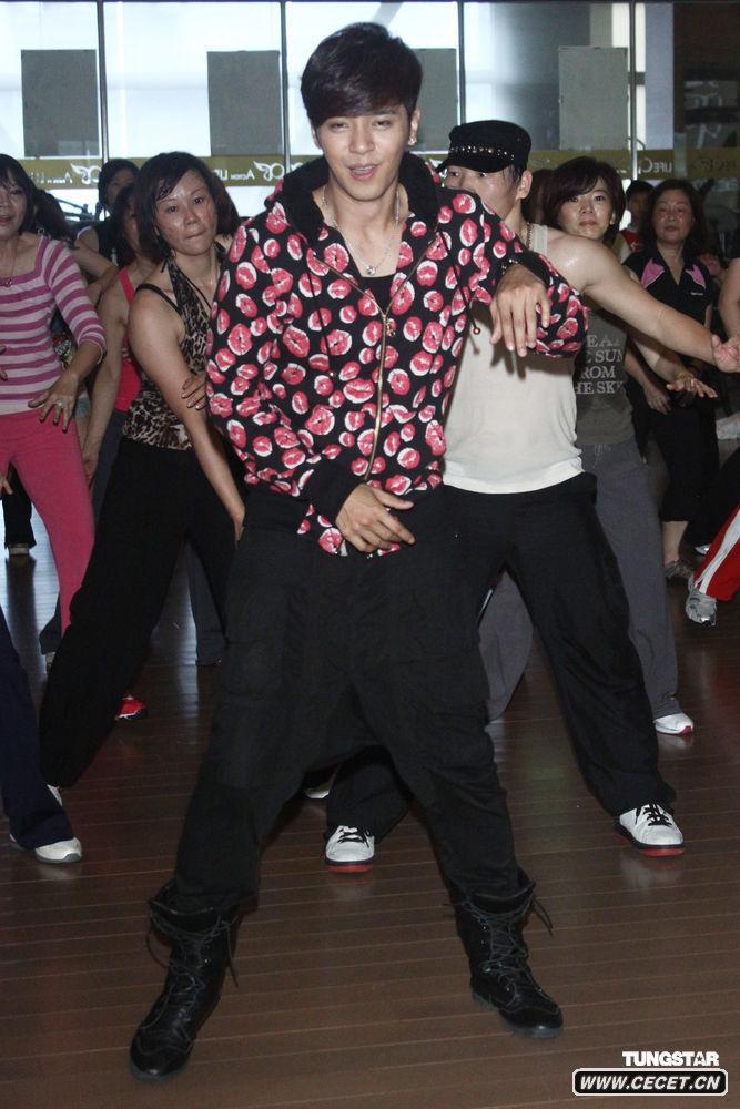 羅志祥練就完美六塊肌