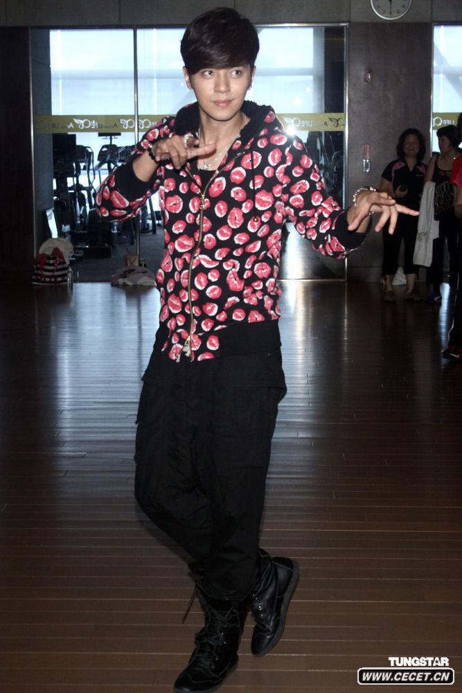 羅志祥練就完美六塊肌