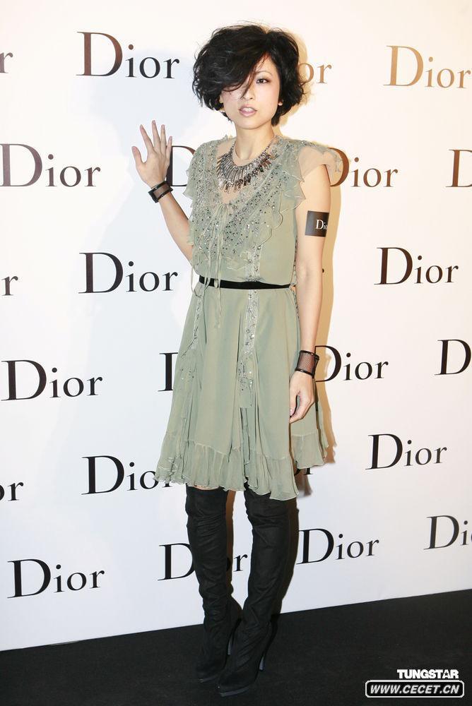 徐濠縈朋克造型彰顯帥氣