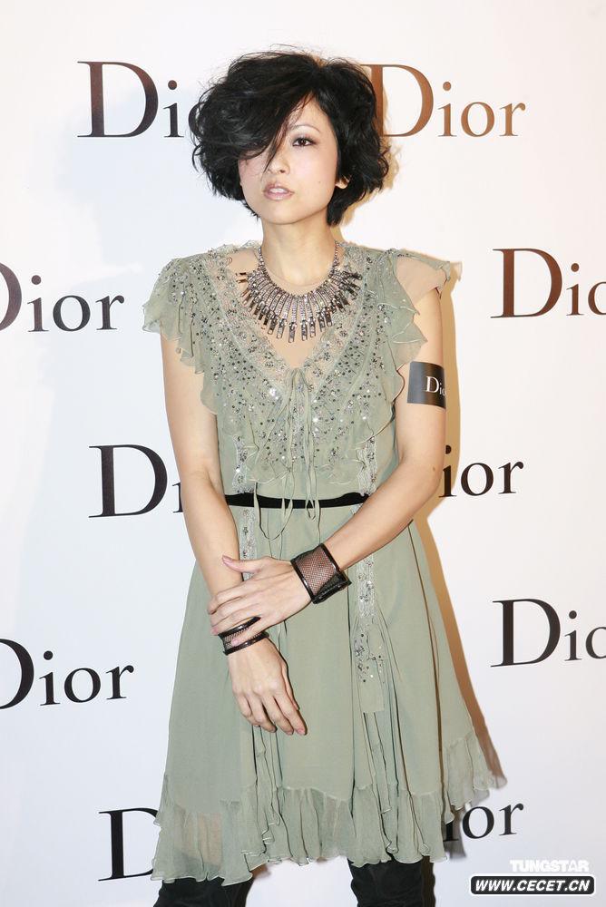 徐濠縈朋克造型彰顯帥氣