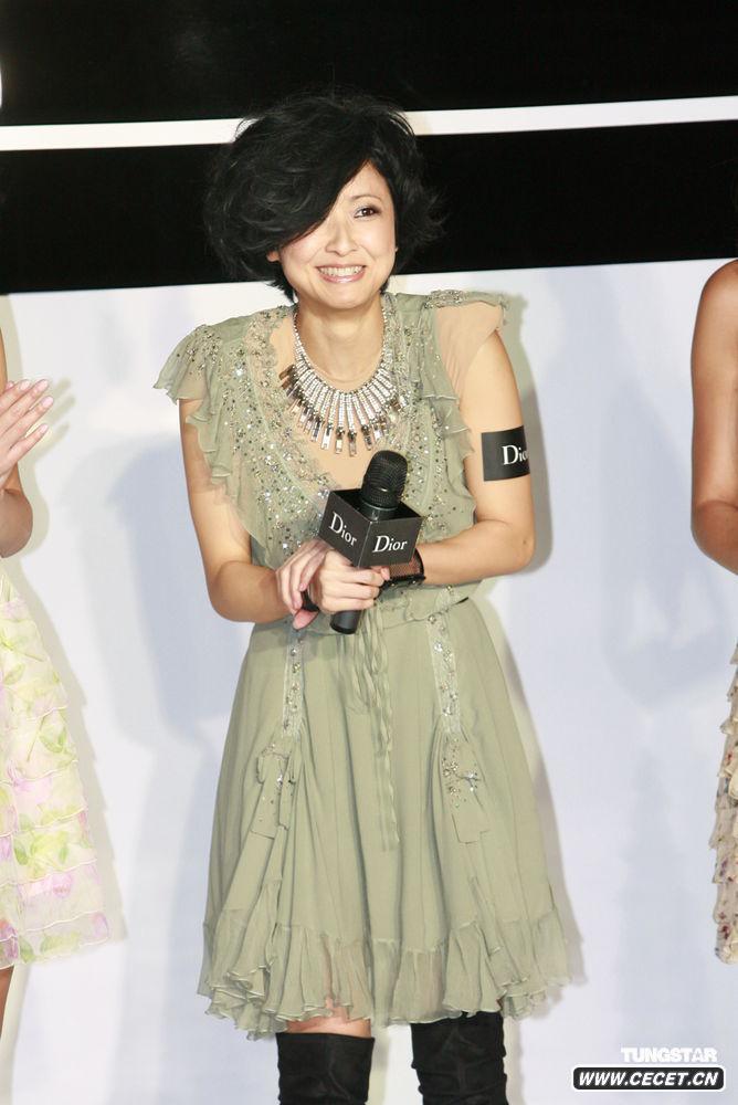 徐濠縈朋克造型彰顯帥氣