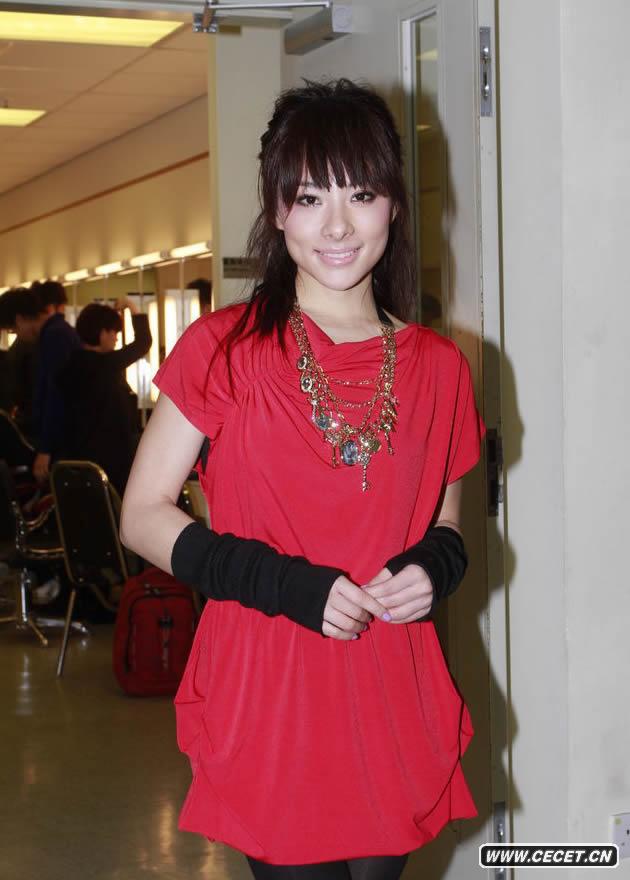 劉璇紅衣錄制節目