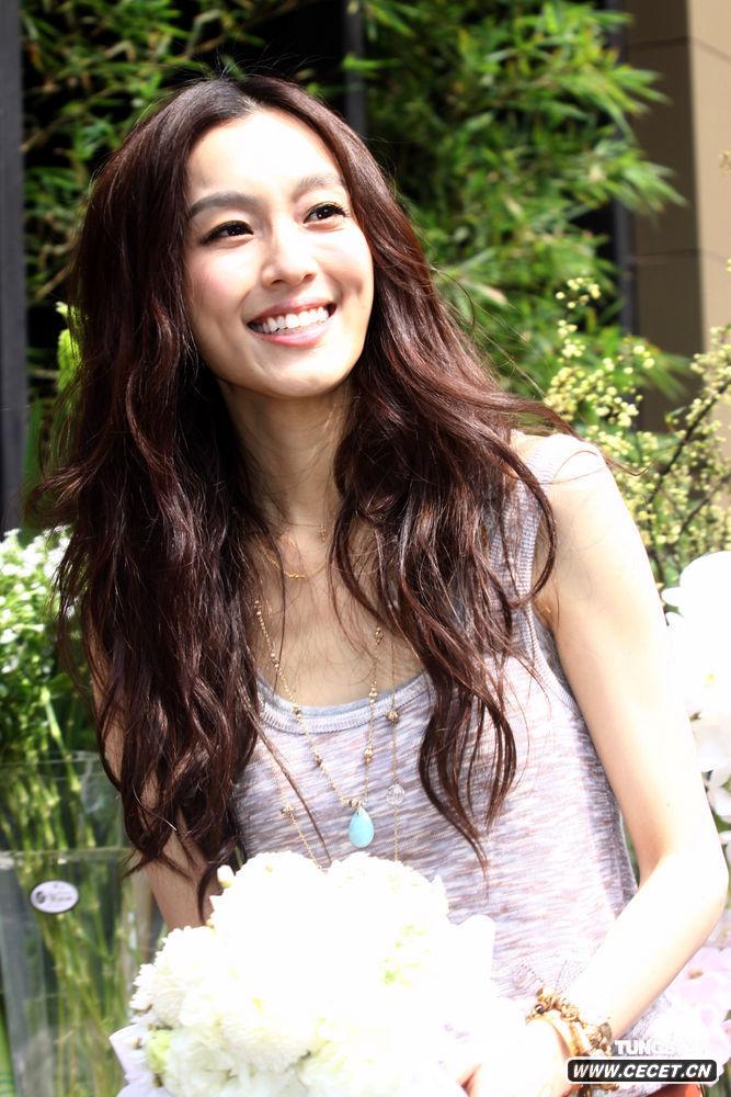 范瑋琪提前體驗當新娘