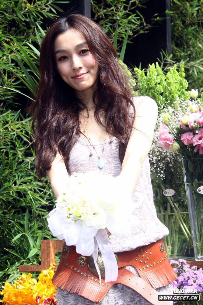 范瑋琪提前體驗當新娘