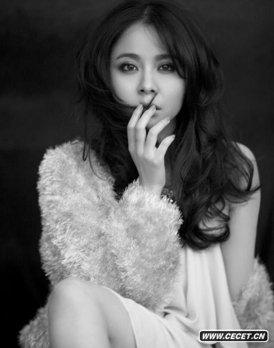 楊若兮復古范兒寫(xiě)真