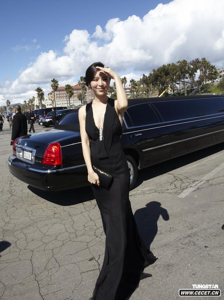 張靜初露背裝出席頒獎禮