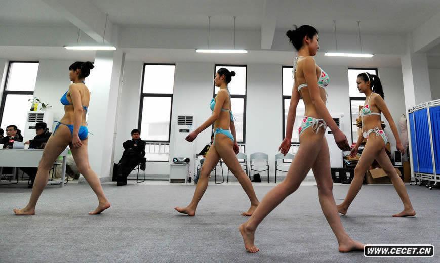 考生穿比基尼接受測試