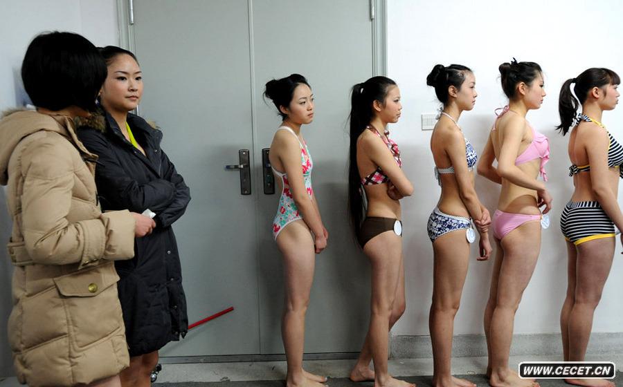 考生穿比基尼接受測試