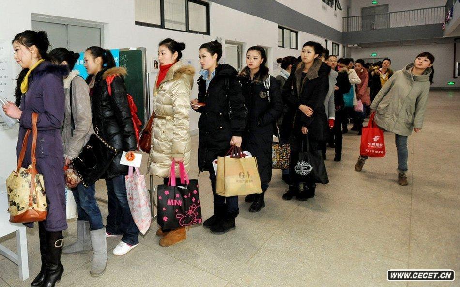 考生穿比基尼接受測試