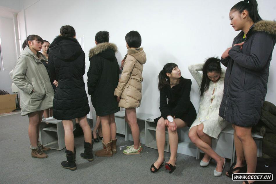 考生穿比基尼接受測試