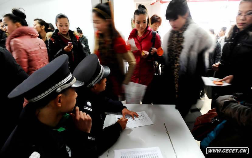 考生穿比基尼接受測試