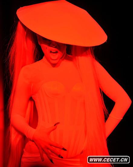Lady GaGa做低俗動(dòng)作遭炮轟