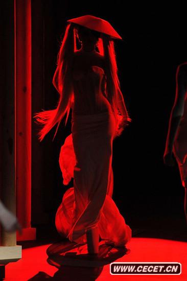 Lady GaGa做低俗動(dòng)作遭炮轟