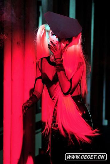 Lady GaGa做低俗動(dòng)作遭炮轟