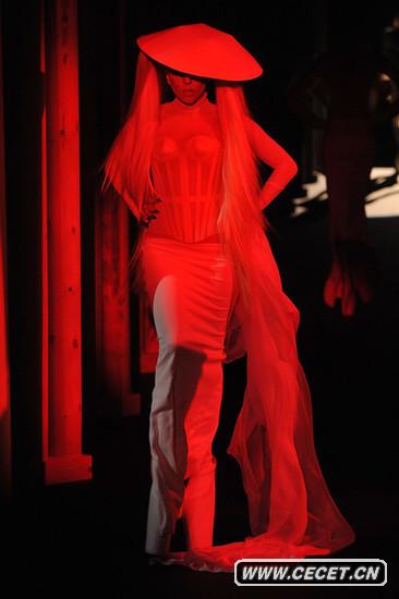 Lady GaGa做低俗動(dòng)作遭炮轟