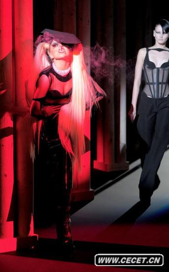 Lady GaGa做低俗動(dòng)作遭炮轟