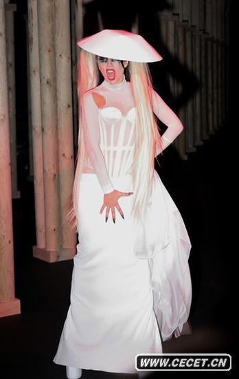 Lady GaGa做低俗動(dòng)作遭炮轟