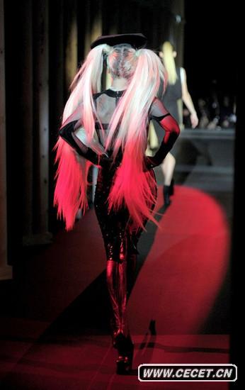 Lady GaGa做低俗動(dòng)作遭炮轟