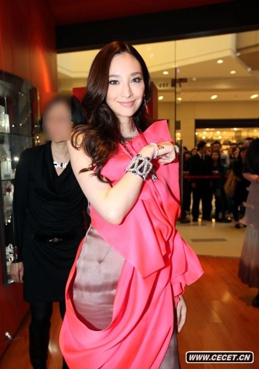 吳佩慈靚裝出席活動(dòng)