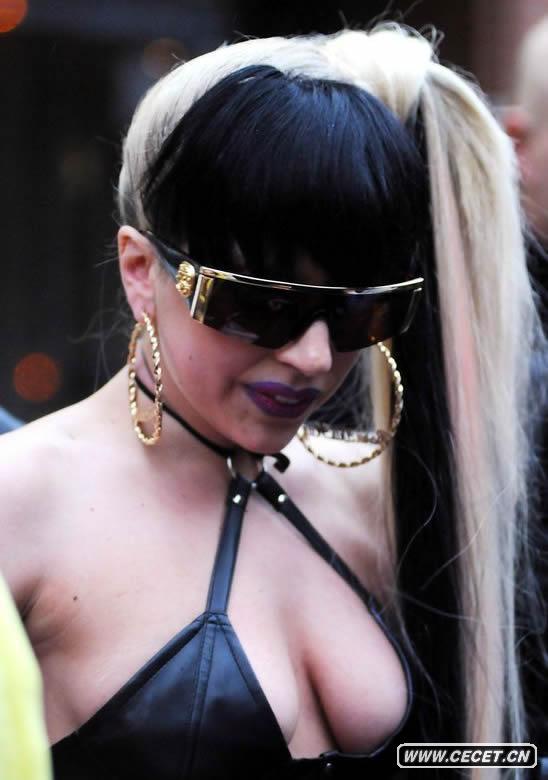 LadyGaga薄衣秀豪乳