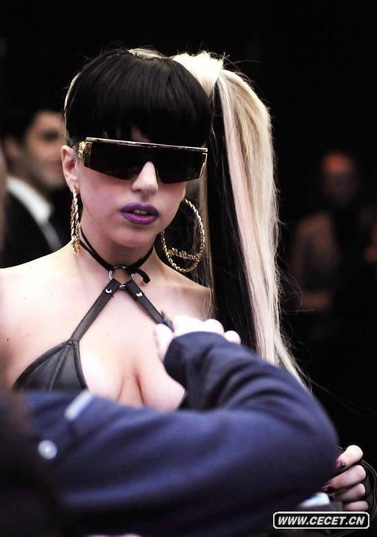 LadyGaga薄衣秀豪乳