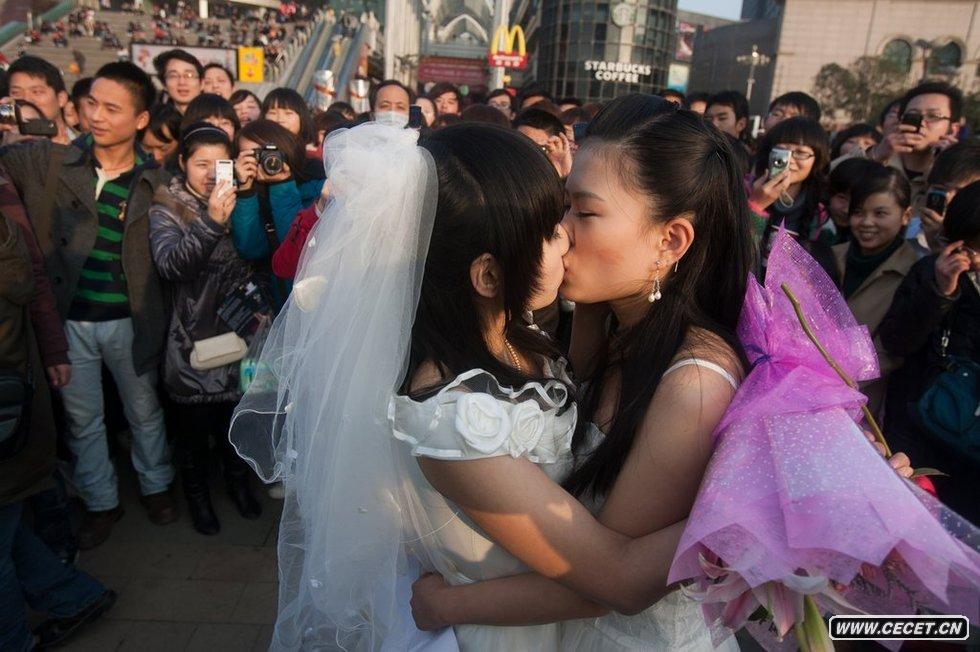 湖北武漢光谷步行街舉行了一場(chǎng)特殊的“同性婚禮”