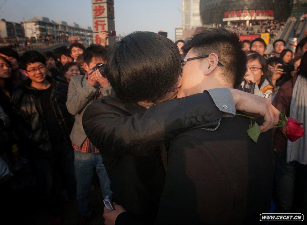 湖北武漢光谷步行街舉行了一場(chǎng)特殊的“同性婚禮”
