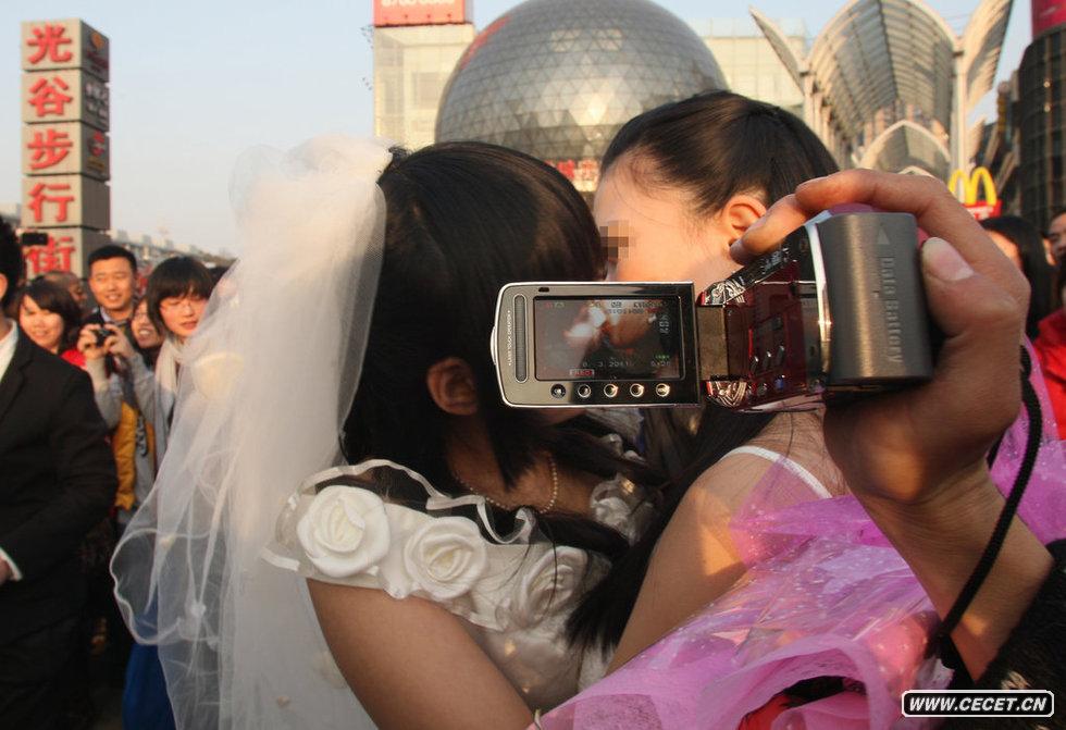 湖北武漢光谷步行街舉行了一場(chǎng)特殊的“同性婚禮”