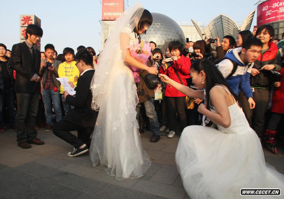 湖北武漢光谷步行街舉行了一場(chǎng)特殊的“同性婚禮”