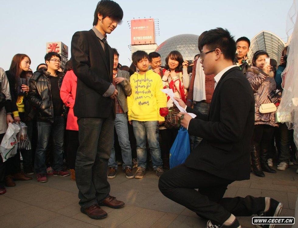 湖北武漢光谷步行街舉行了一場(chǎng)特殊的“同性婚禮”