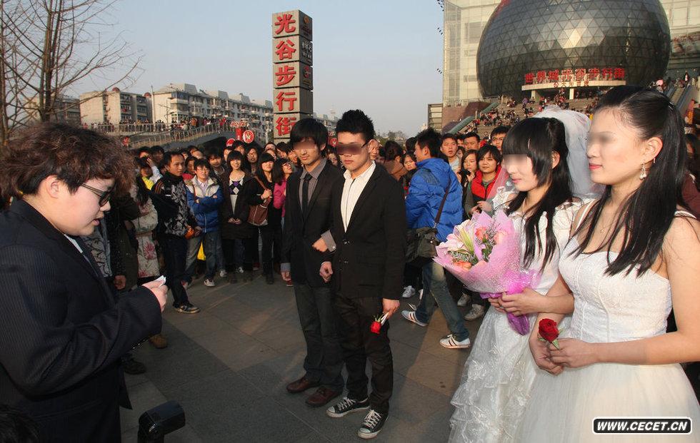 湖北武漢光谷步行街舉行了一場(chǎng)特殊的“同性婚禮”