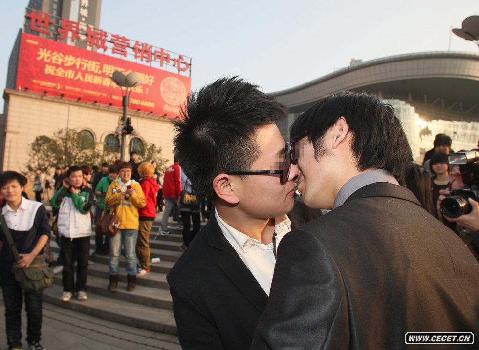 湖北武漢光谷步行街舉行了一場(chǎng)特殊的“同性婚禮”