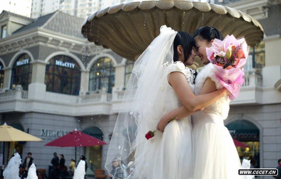 湖北武漢光谷步行街舉行了一場(chǎng)特殊的“同性婚禮”