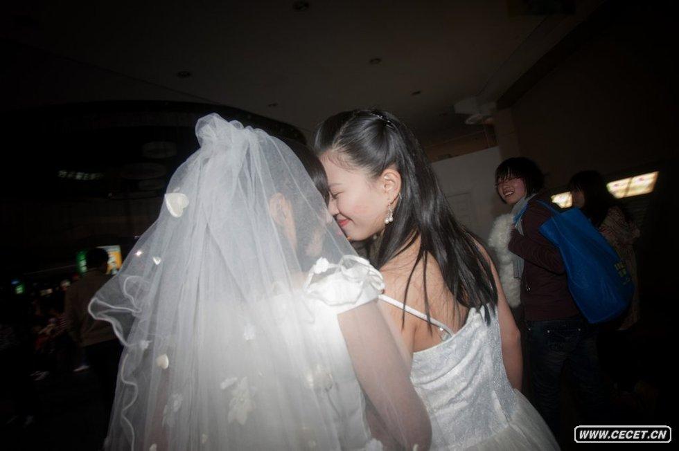 湖北武漢光谷步行街舉行了一場(chǎng)特殊的“同性婚禮”