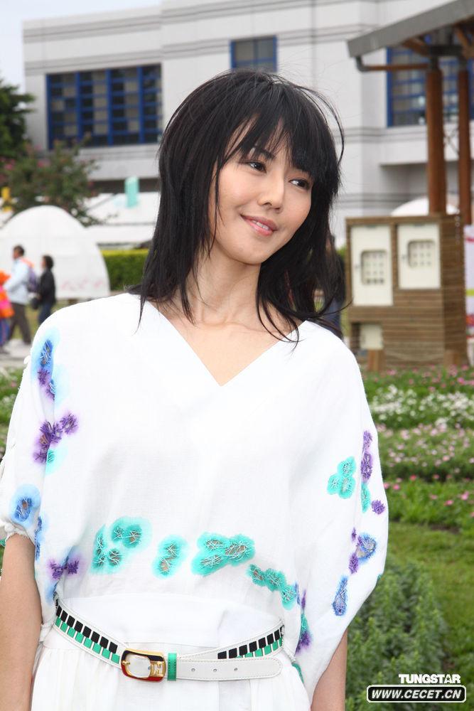 孫燕姿穿春裝逛花博館