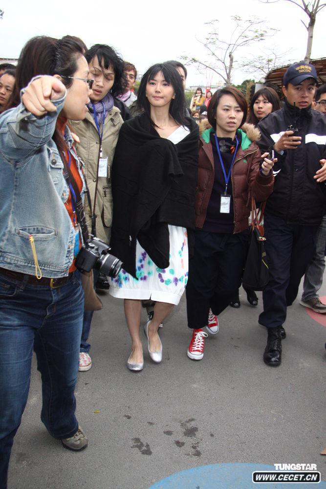 孫燕姿穿春裝逛花博館