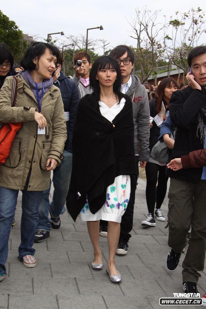 孫燕姿穿春裝逛花博館