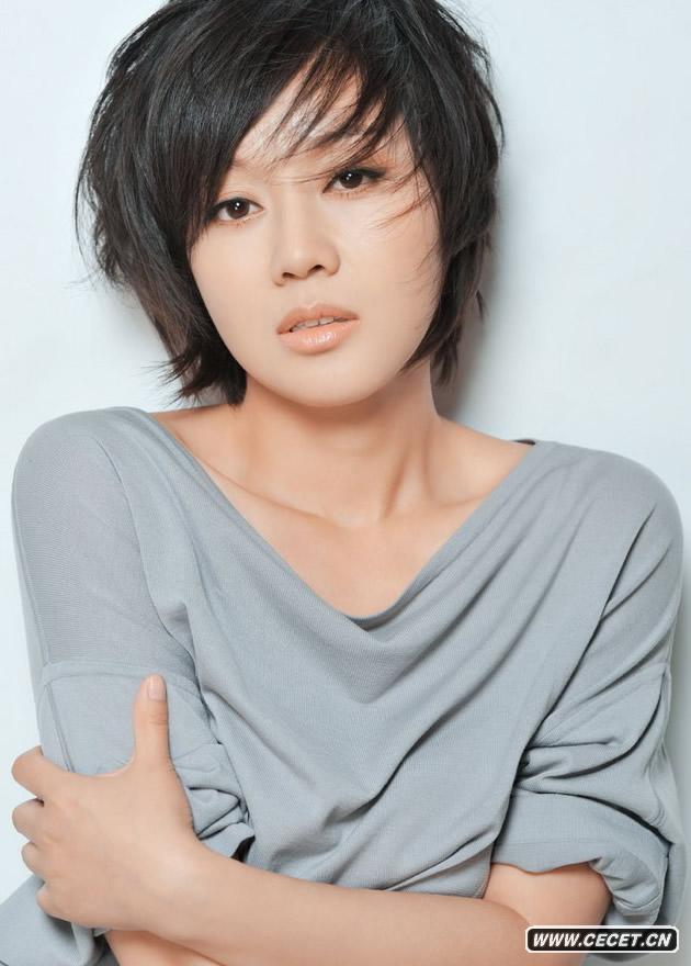 閆妮盡展風(fēng)情御姐姿態(tài)