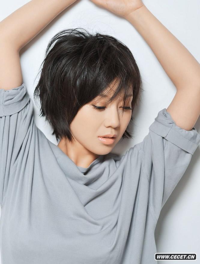 閆妮盡展風(fēng)情御姐姿態(tài)