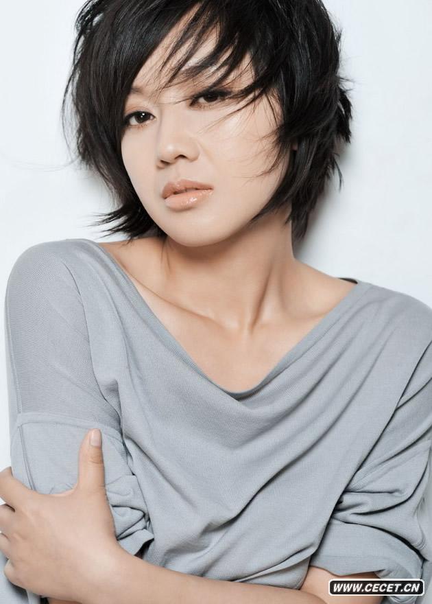 閆妮盡展風(fēng)情御姐姿態(tài)