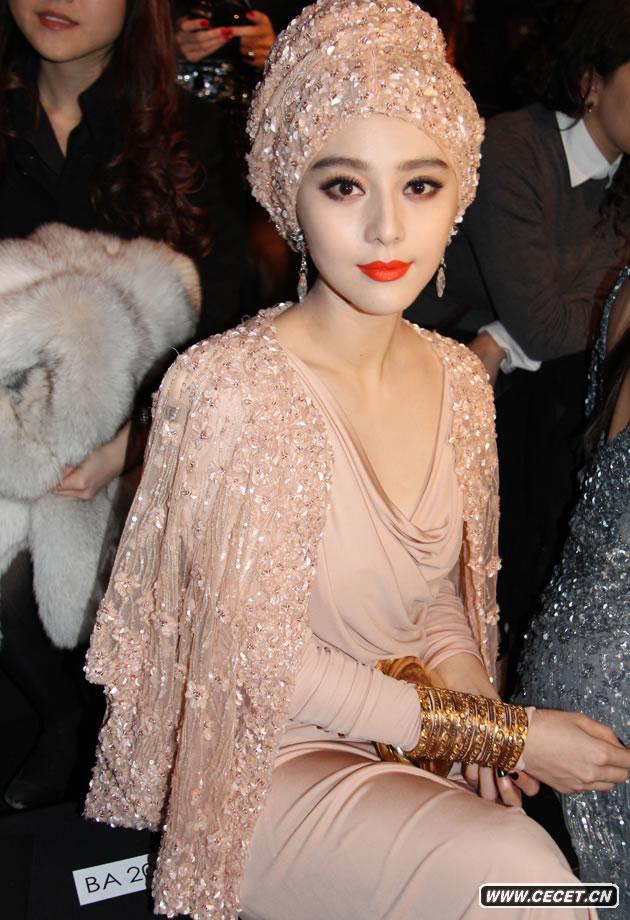 范冰冰亮相時(shí)裝周秀場(chǎng)
