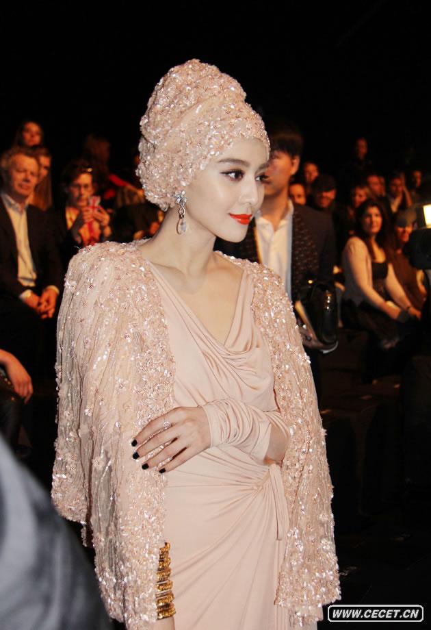 范冰冰亮相時(shí)裝周秀場(chǎng)