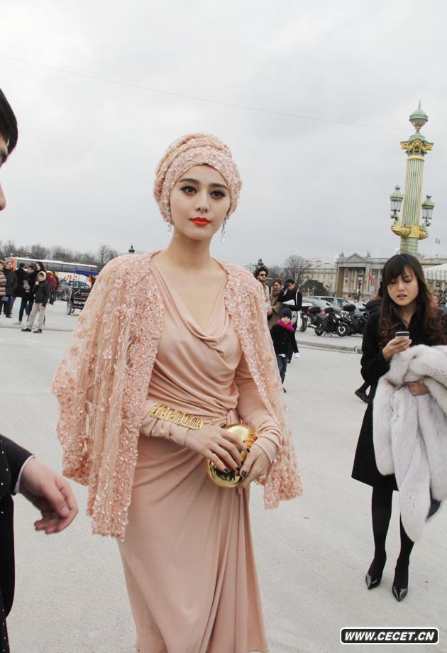 范冰冰亮相時(shí)裝周秀場(chǎng)