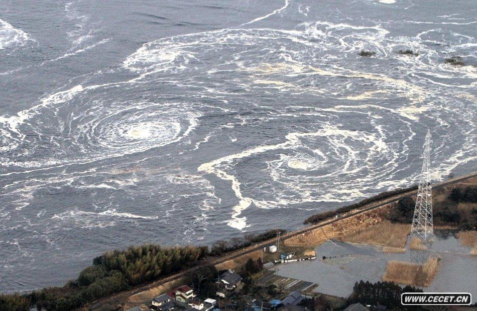海嘯和地震過(guò)后海上形成巨大的漩渦