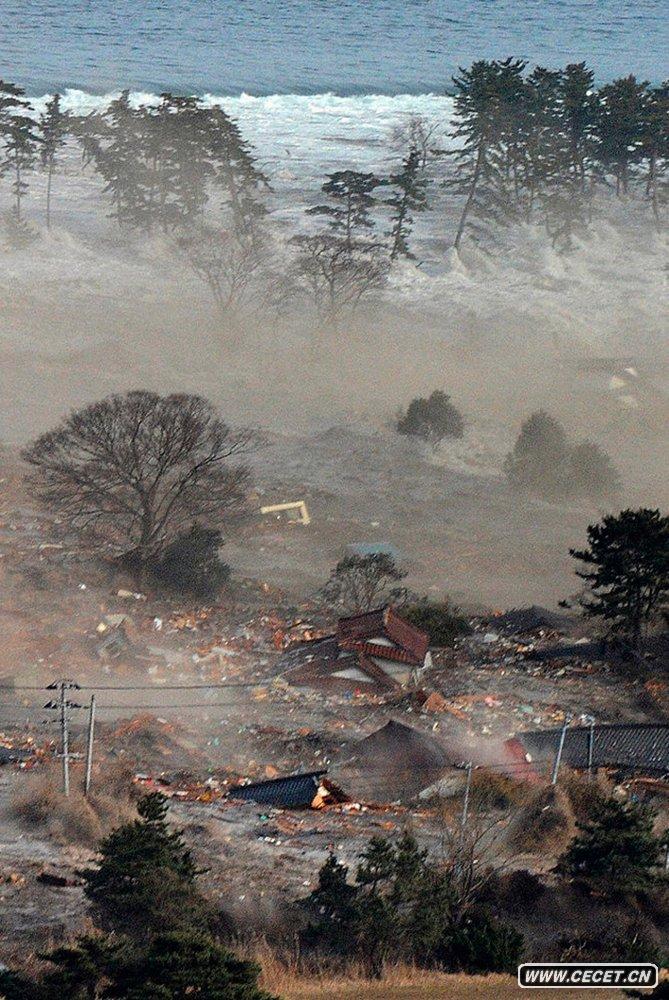 海嘯吞噬日本名取市沿海地帶