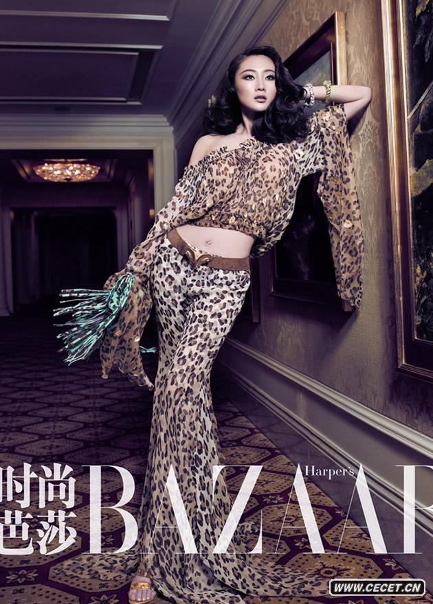 林鵬身著(zhù)時(shí)尚豹紋裝