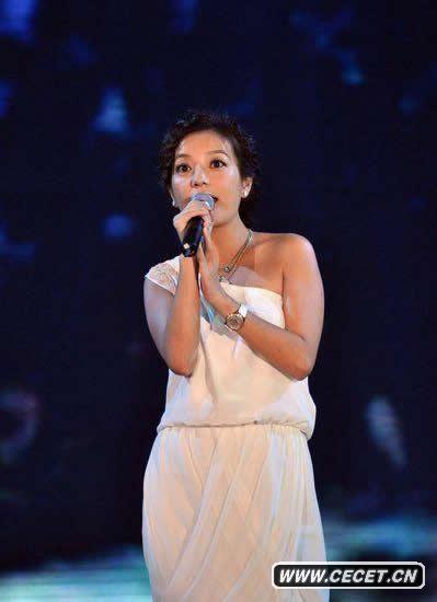 趙薇瘦身成功亮相活動(dòng)