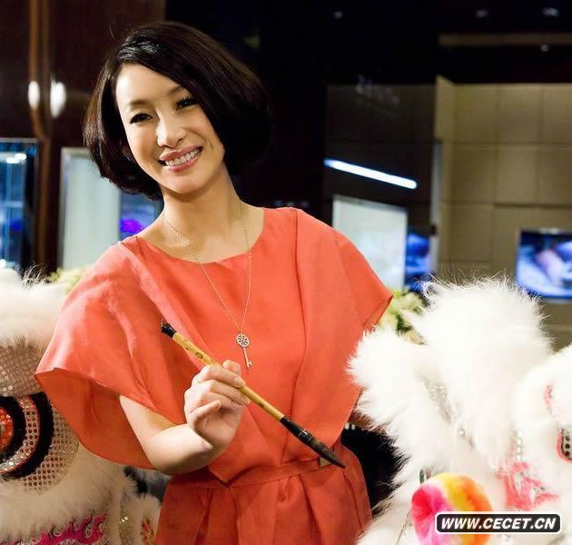 秦海璐身著(zhù)華服亮相