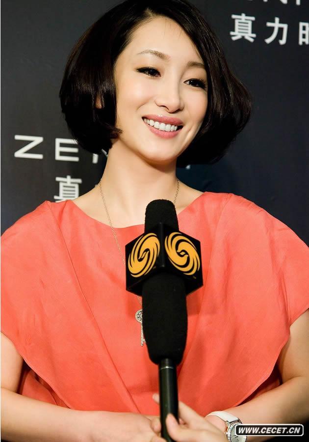 秦海璐身著(zhù)華服亮相